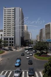 Image du Maroc Professionnelle de  Dans les années 50 apparaît le nouveau quartier d’affaire de Sidi Belyout, construit dans un style jusque-là inconnu. Son exécution était prévue par un plan d’ensemble d’Ecochard, approuvé en 1952.L’Avenue des Forces Armées Royales (F. A. R.), représente l’une des plus grandes réussites de ce projet. Bordée d’une suite de hauts immeubles d’un aspect très agréable et bien entretenus, elle bénéficie également d’un élargissement spatial considérable, dû à l’originalité architecturale de ses constructions en biais (la rangée du milieu), Lundi 6 Juillet 2009. (Photo / Abdeljalil Bounhar)